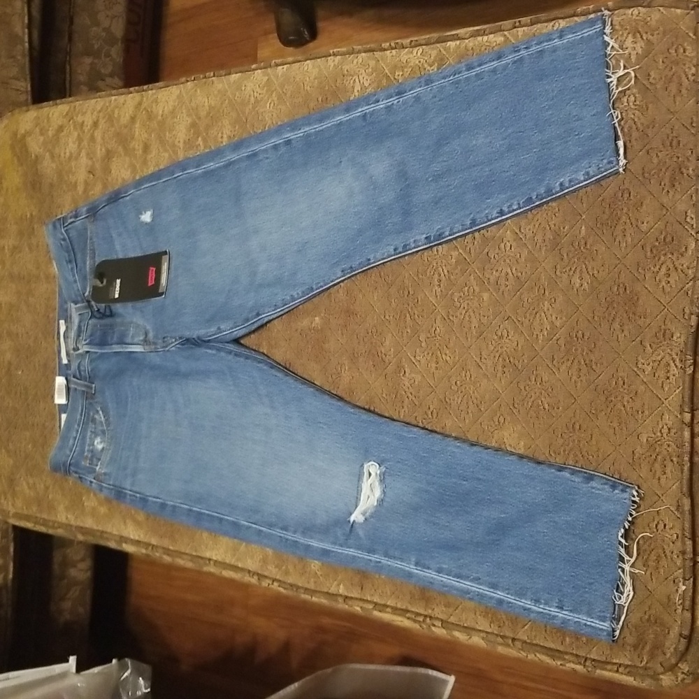 NWT Levi's high-rise button fly Wedgie, Sz 28